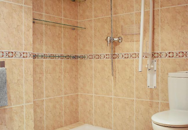 Apartamento en Torremolinos - Amplio apto vacacional a pie de playa en Torremolinos  Apartamento en Torremolinos - Amplio apto vacacional a pie de playa en Torremolinos