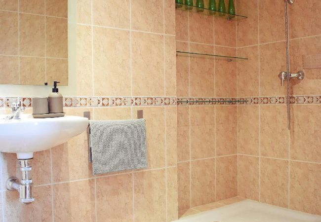 Apartamento en Torremolinos - Amplio apto vacacional a pie de playa en Torremolinos  Apartamento en Torremolinos - Amplio apto vacacional a pie de playa en Torremolinos