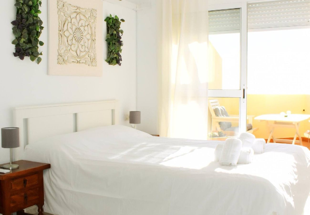 Apartamento en Rincón de la Victoria - Magnífico ático vacacional frente al mar en Rincón de la Victoria 