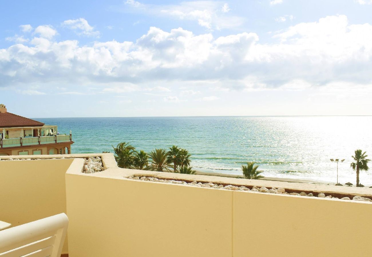 Apartamento en Rincón de la Victoria - Magnífico ático vacacional frente al mar en Rincón de la Victoria 