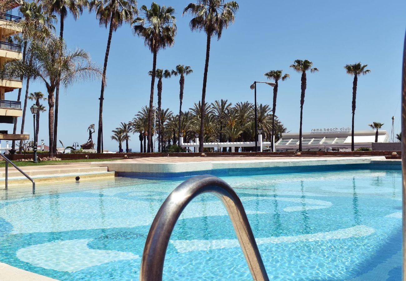 Apartamento Torremolinos Frente-al-mar Siete-Huéspedes Piscina Easy-Rent-Málaga