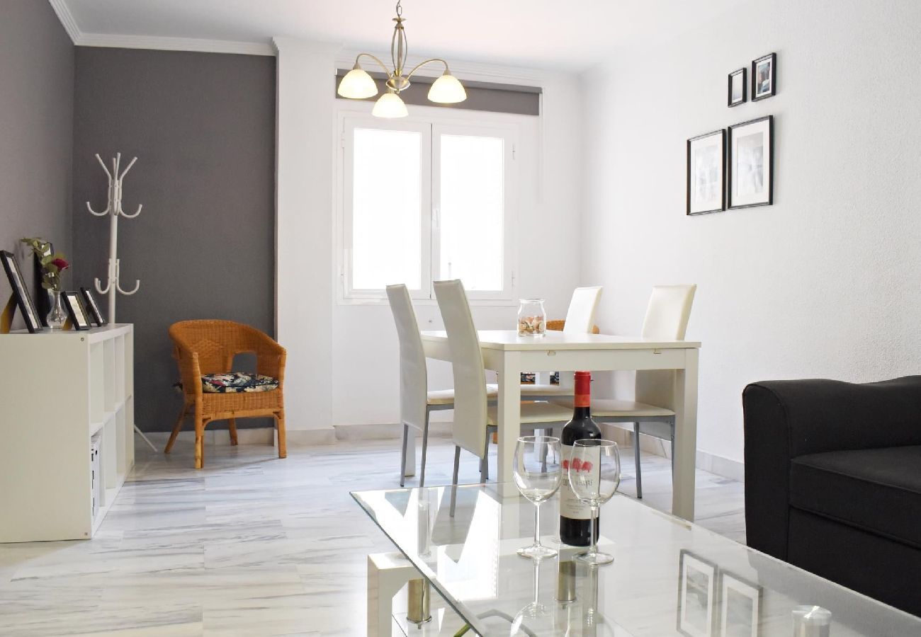 Apartamento-vacacional Centro-de-Málaga Seis-Huéspedes Easy-Rent-Málaga Perfecto-para-familias Parking