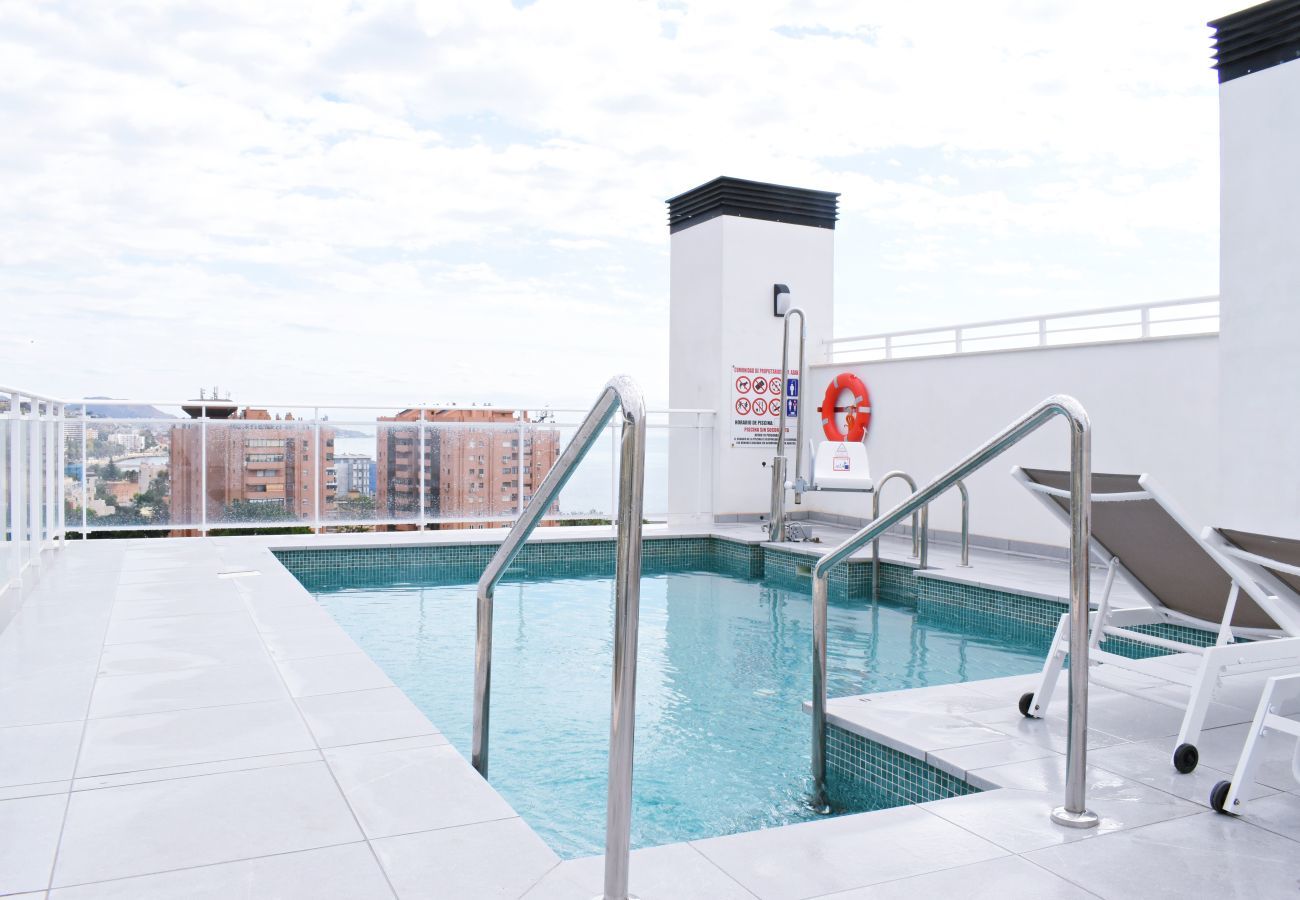 Apartamento en Málaga - Malagueta's Home: Amplio apartamento con piscina y parking