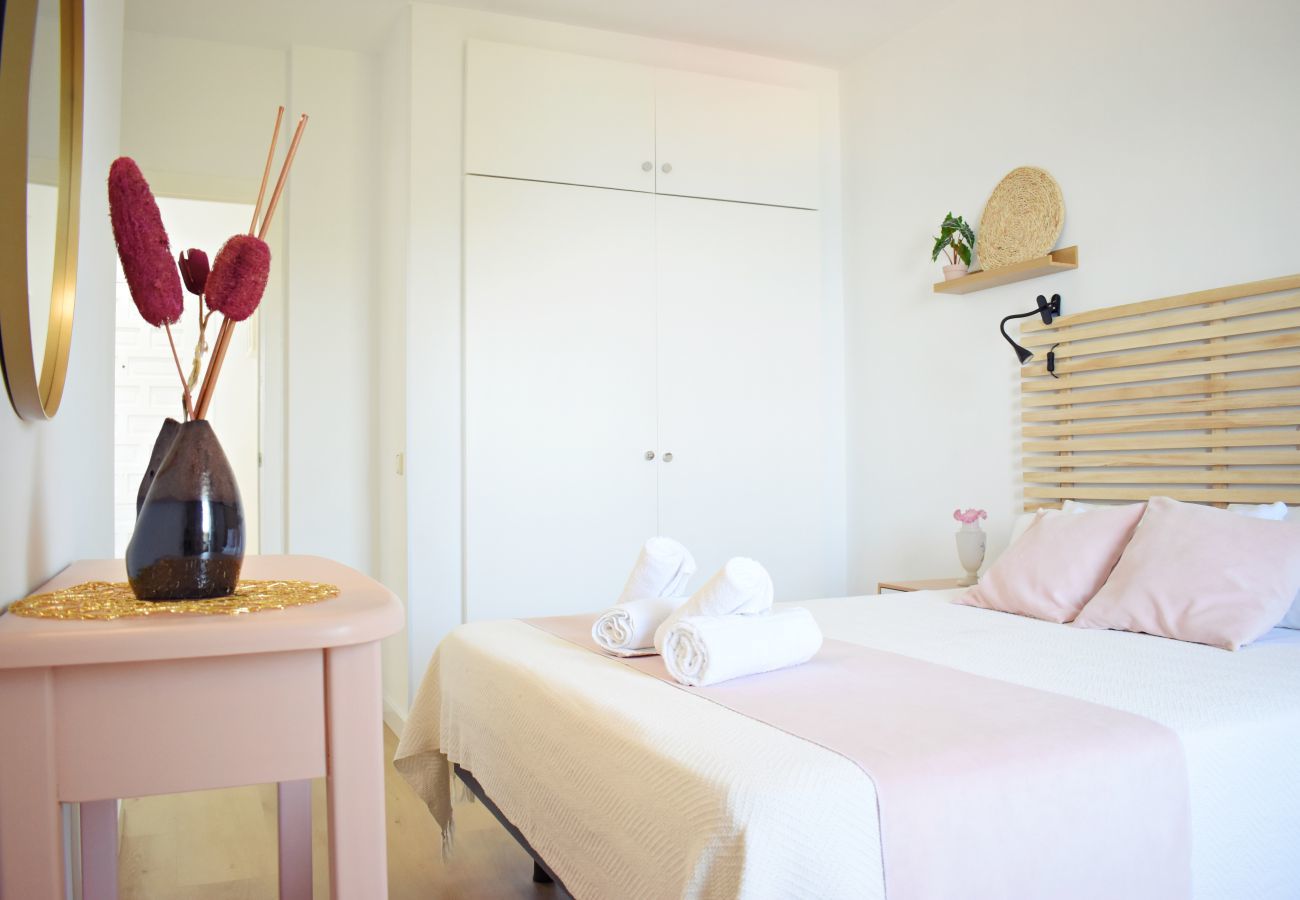 Apartamento-un-dormitorio Benalbeach Resort Frente-al-mar Costa-del-Sol Jardines Cuatro-huéspedes