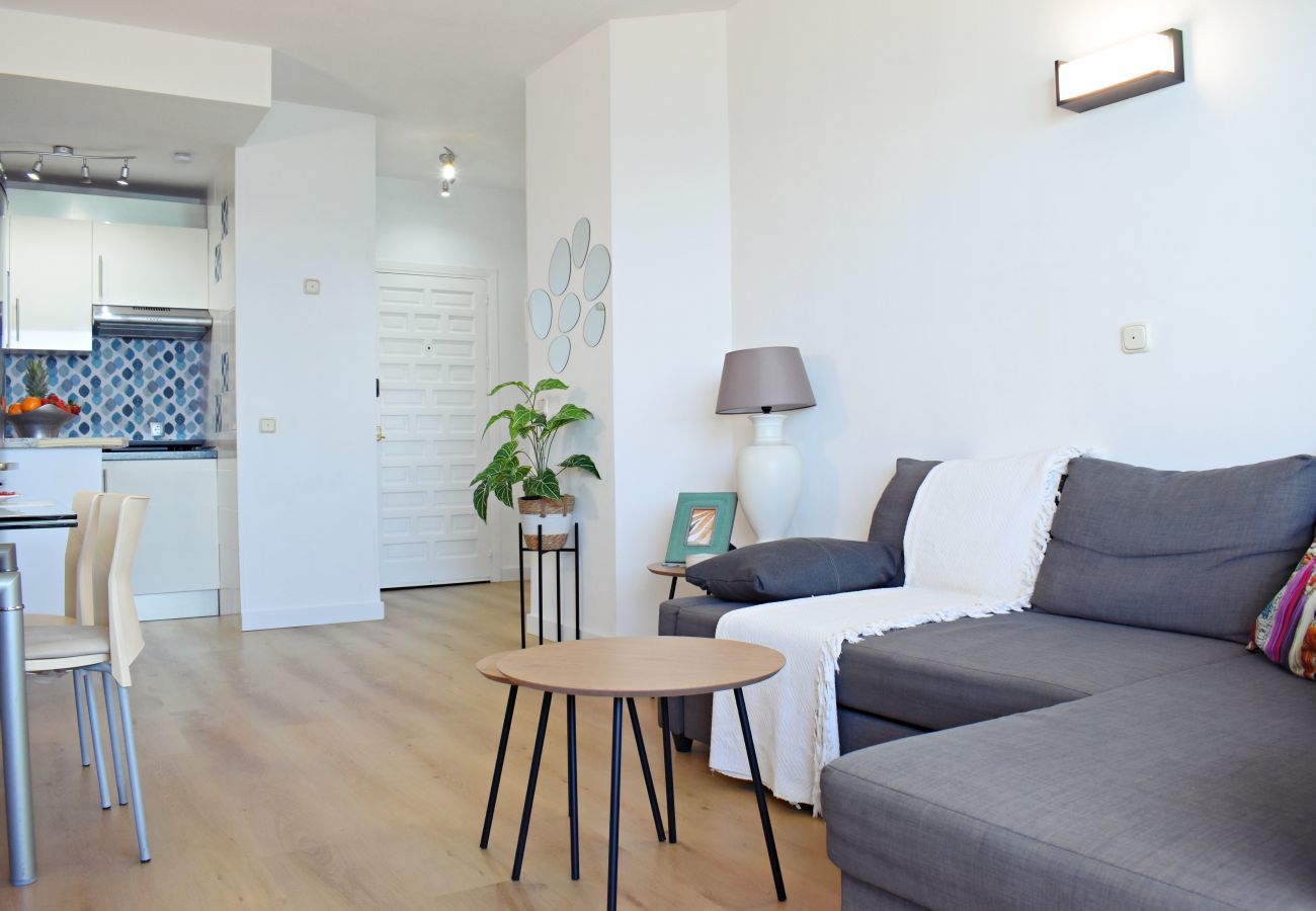 Apartamento-un-dormitorio Benalbeach Resort Frente-al-mar Costa-del-Sol Jardines Cuatro-huéspedes