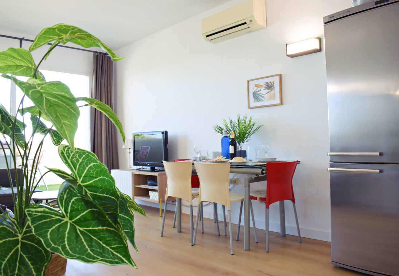 Apartamento-un-dormitorio Benalbeach Resort Frente-al-mar Costa-del-Sol Jardines Cuatro-huéspedes
