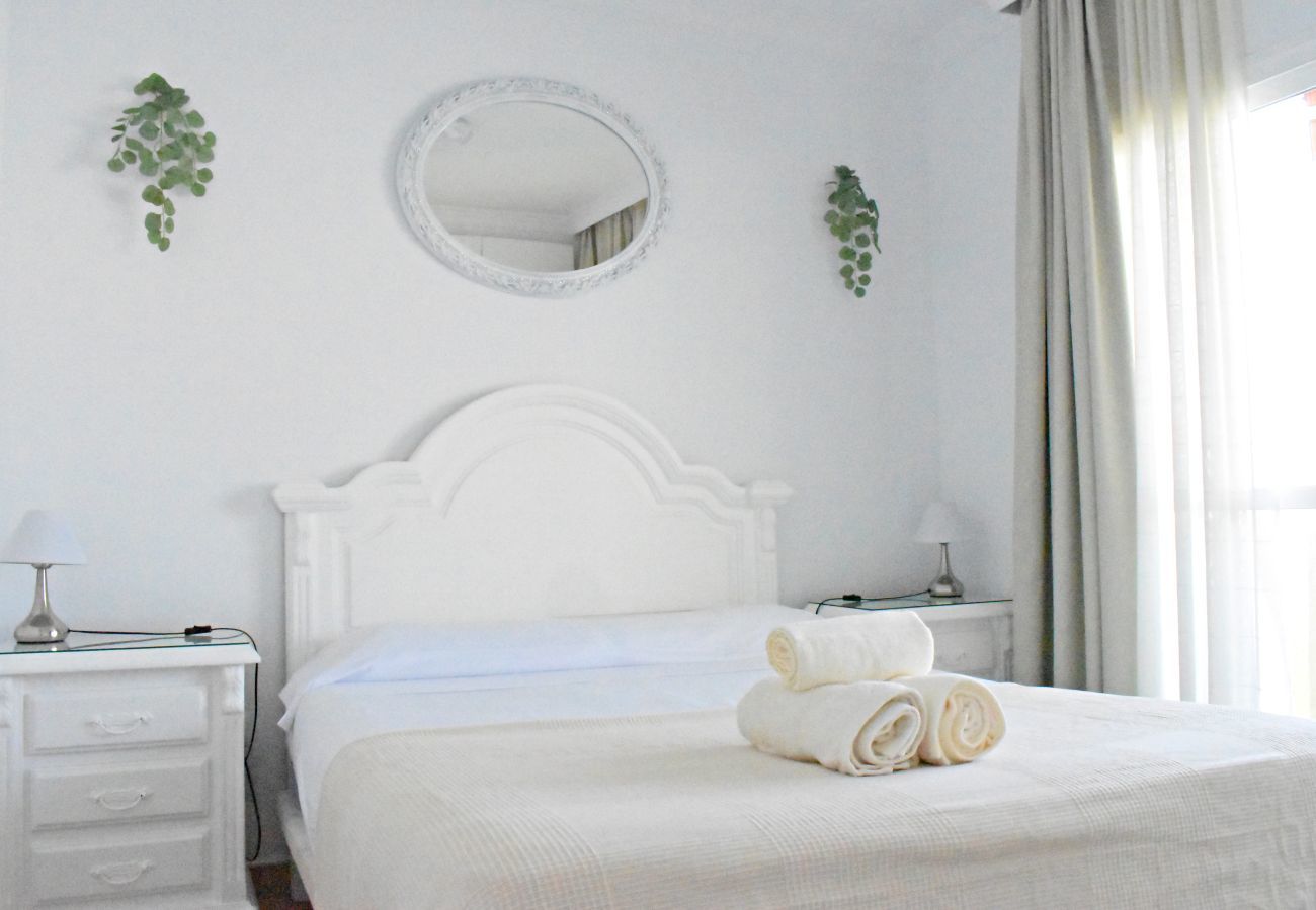 Apartamento-un-dormitorio Benalbeach Resort Frente-al-mar Costa-del-Sol Jardines Cuatro-huéspedes