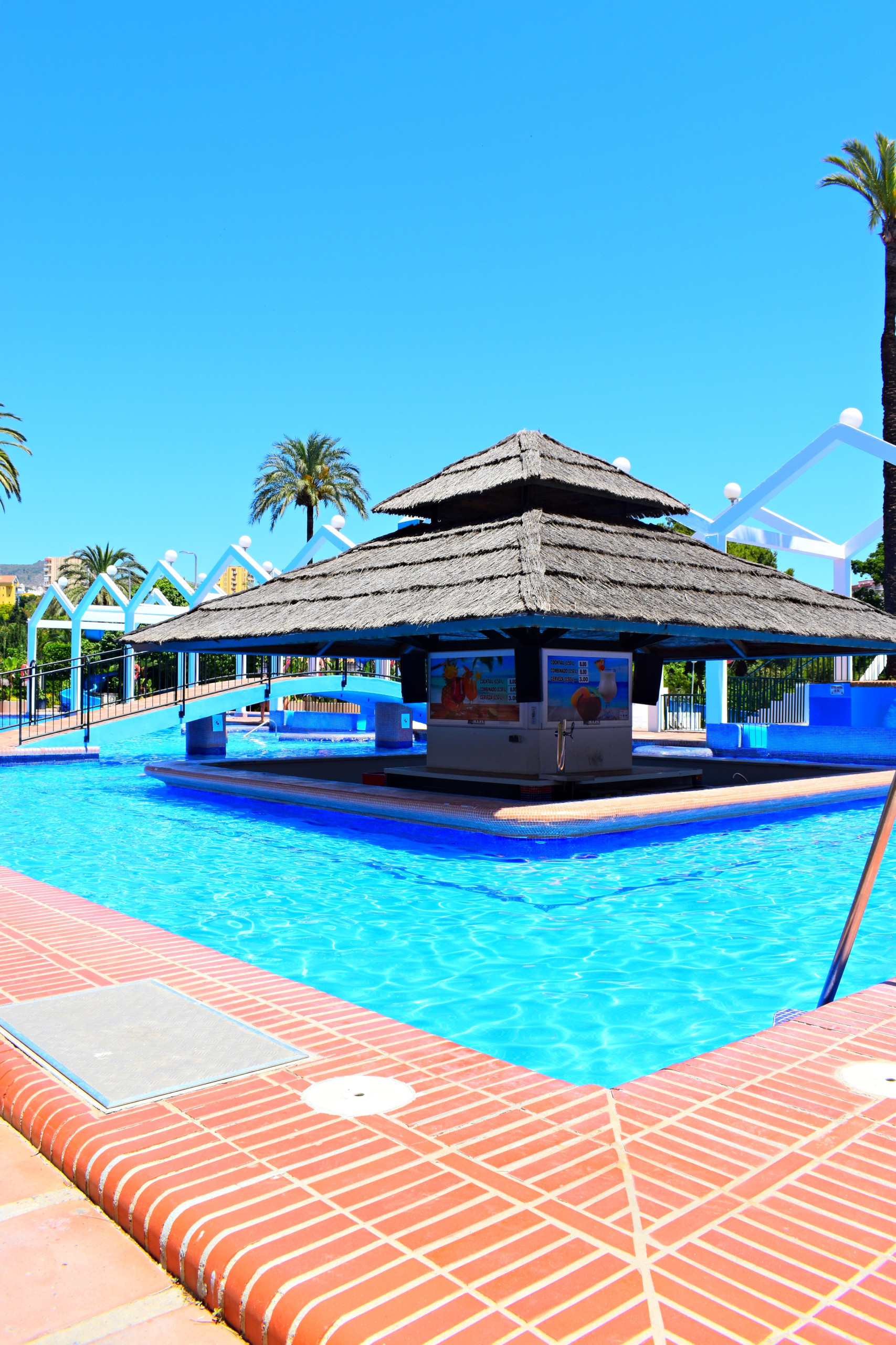 One-bedroom-flat Benalbeach Resort Sea-front Costa-del-Sol Gardens Four-guests
