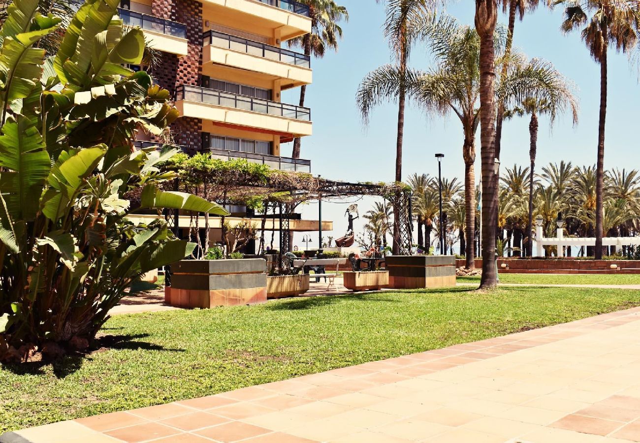 Apartment in Torremolinos - Spacious holiday beachfront flat in Torremolinos