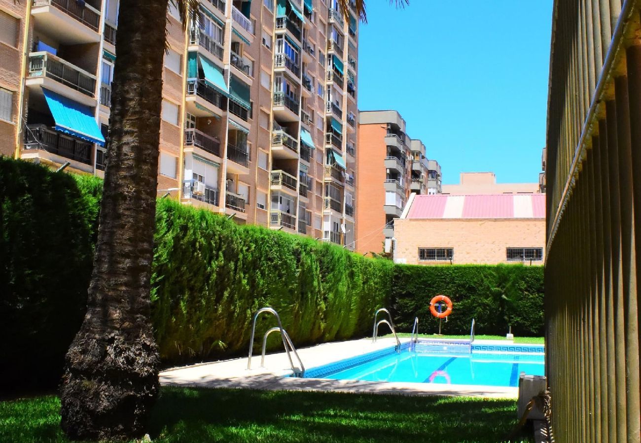 Apartment in Málaga - Spacious holiday flat near the beach in Malaga