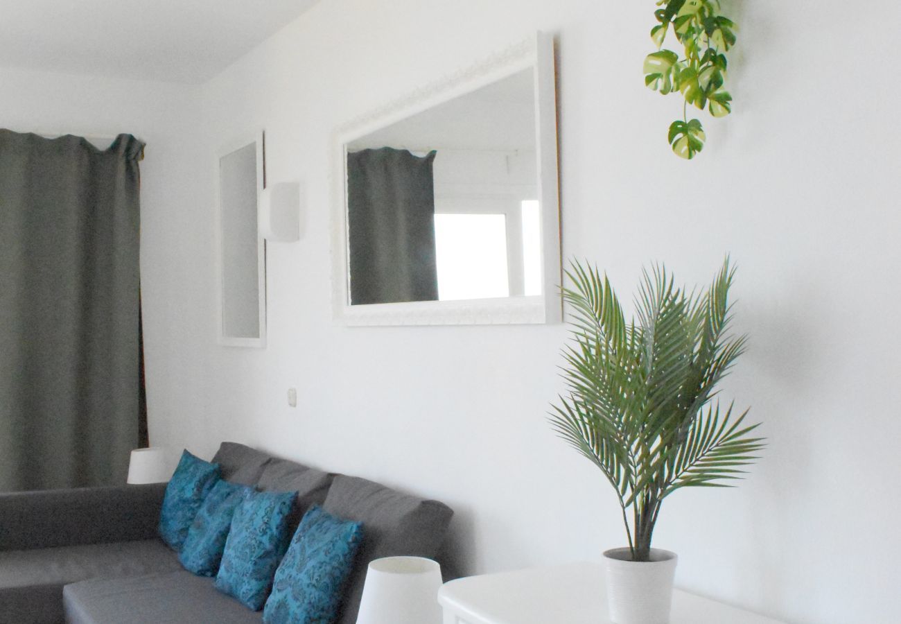 One-bedroom-flat Benalbeach Resort Sea-front Costa-del-Sol Gardens Four-guests