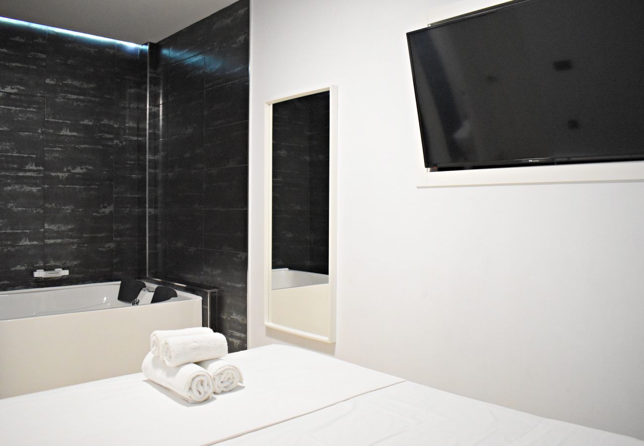 Apartment in Benalmádena - Precioso apartamento de dos dormitorios con jacuzzi en Benalmádena